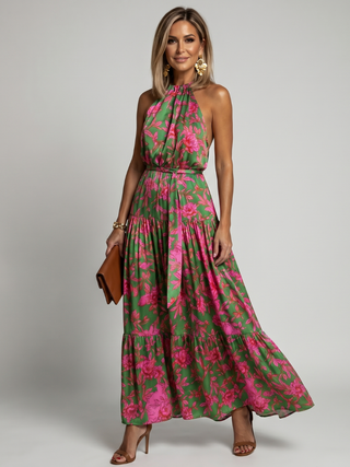 Elegante vestido midi drapeado en rosa con escote halter