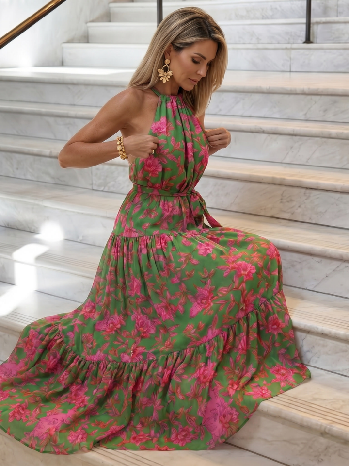 Elegante vestido midi drapeado en rosa con escote halter