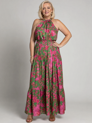 Elegante vestido midi drapeado en rosa con escote halter