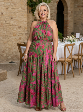 Elegante vestido midi drapeado en rosa con escote halter