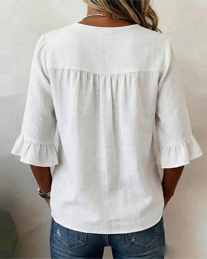Blusa Sofía de algodón-lino lisa con botones de madera y volantes