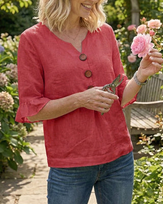 Blusa Sofía de algodón-lino lisa con botones de madera y volantes