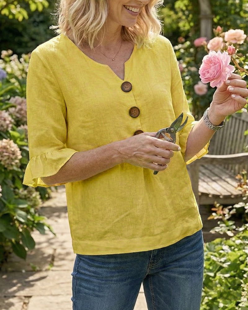 Blusa Sofía de algodón-lino lisa con botones de madera y volantes